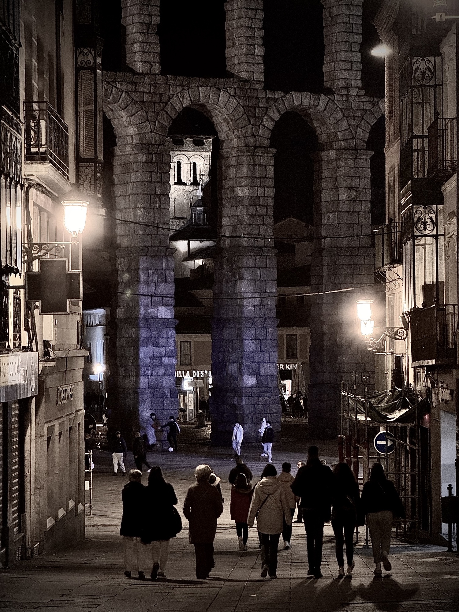 Calle que llega al acueducto de Segovia