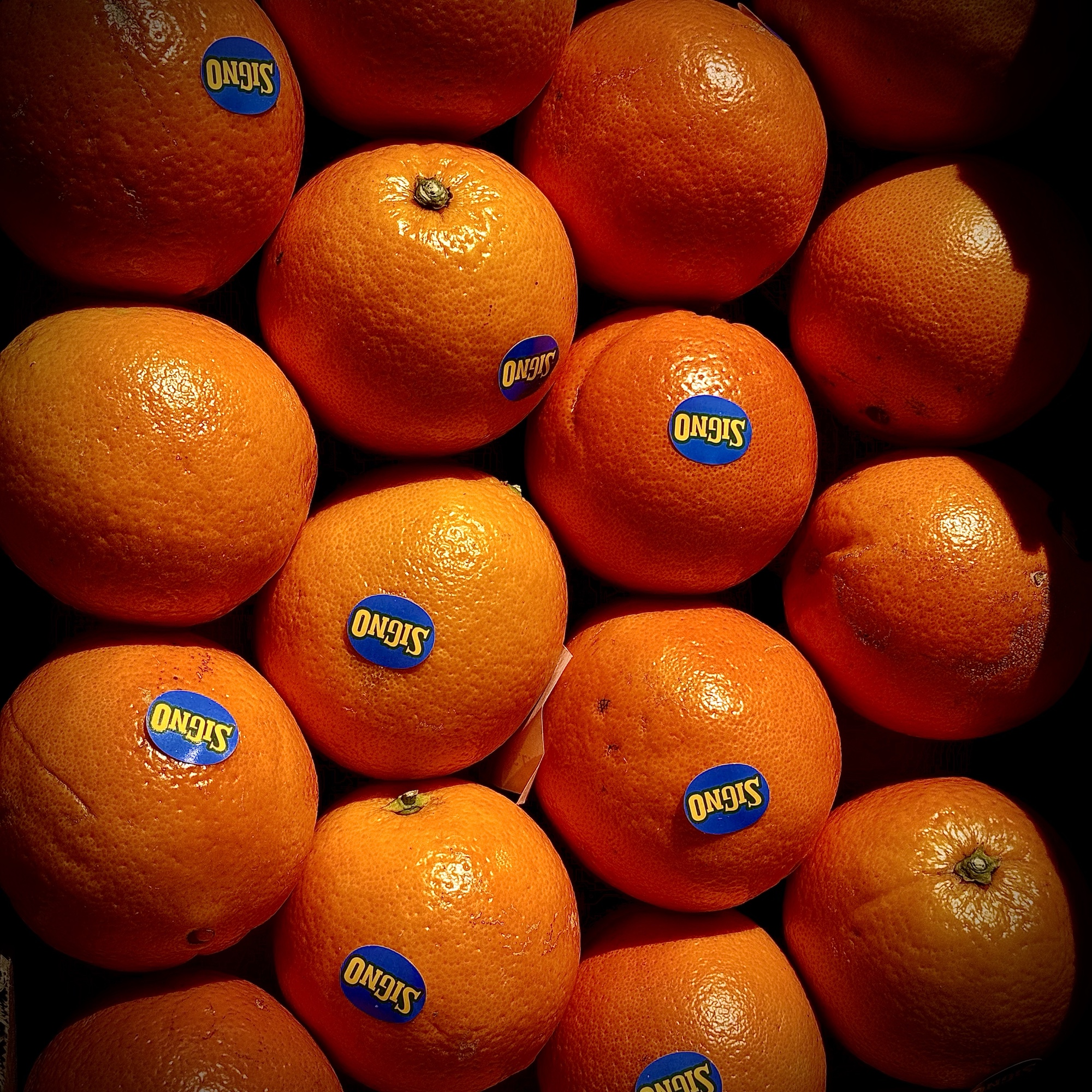 Naranjas de mercadillo colocadas perfectamente