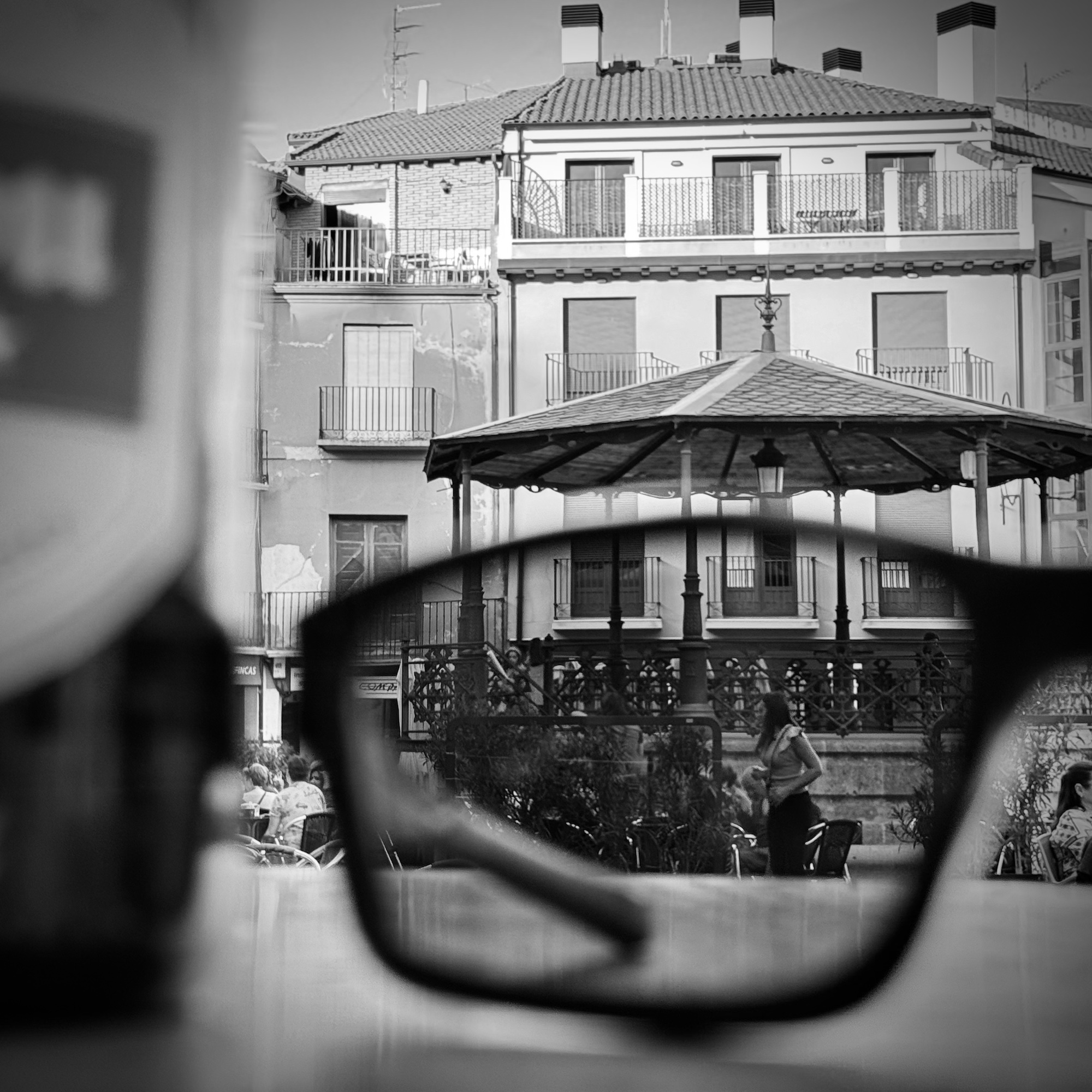 Fotografía a través de unas gafas polarizadas en las que se ve de fondo el templete de la plaza mayor de Aranda de Duero